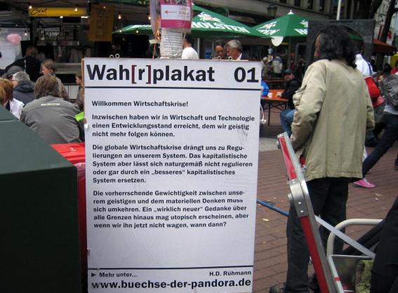 Wah[r]plakat 01: Willkommen Wirtschaftskrise!
Inzwischen haben wir in Wirtschaft und Technologie einen Entwicklungsstand erreicht, dem wir geistig nicht mehr folgen knnen. Die globale Wirtschaftskrise drngt uns zu Regulierungen an unserem System. Das kapitalistische System aber lsst sich naturgem nicht regulieren oder gar durch ein besseres kapitalistisches System ersetzen. Die vorherrschende Gewichtigkeit zwischen unserem geistigen und dem materiellen Denken muss sich umkehren. Ein wirklich neuer Gedanke ber alle Grenzen hinaus mag utopisch erscheinen, aber wenn wir ihn jetzt nicht wagen, wann dann? H.D. Rhmann